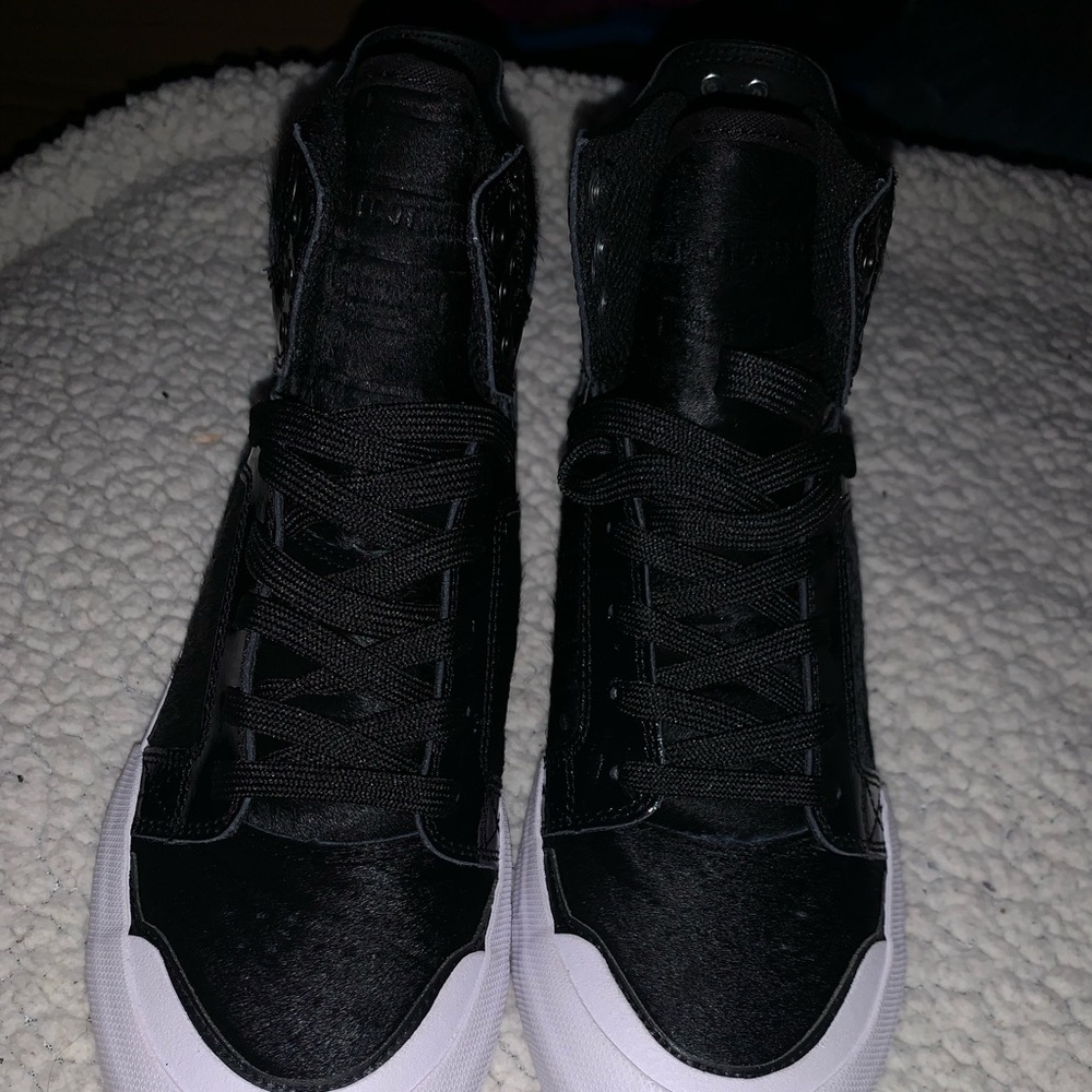 I’m selling high top sneakers